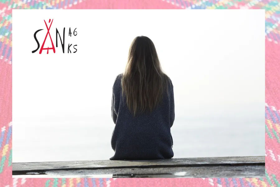 En person som sitter på en benk