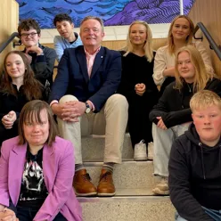 En gruppe mennesker som sitter i trapper