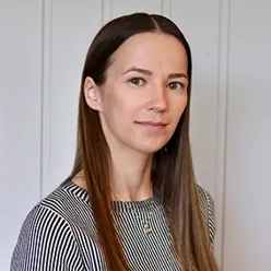 En kvinne med langt hår