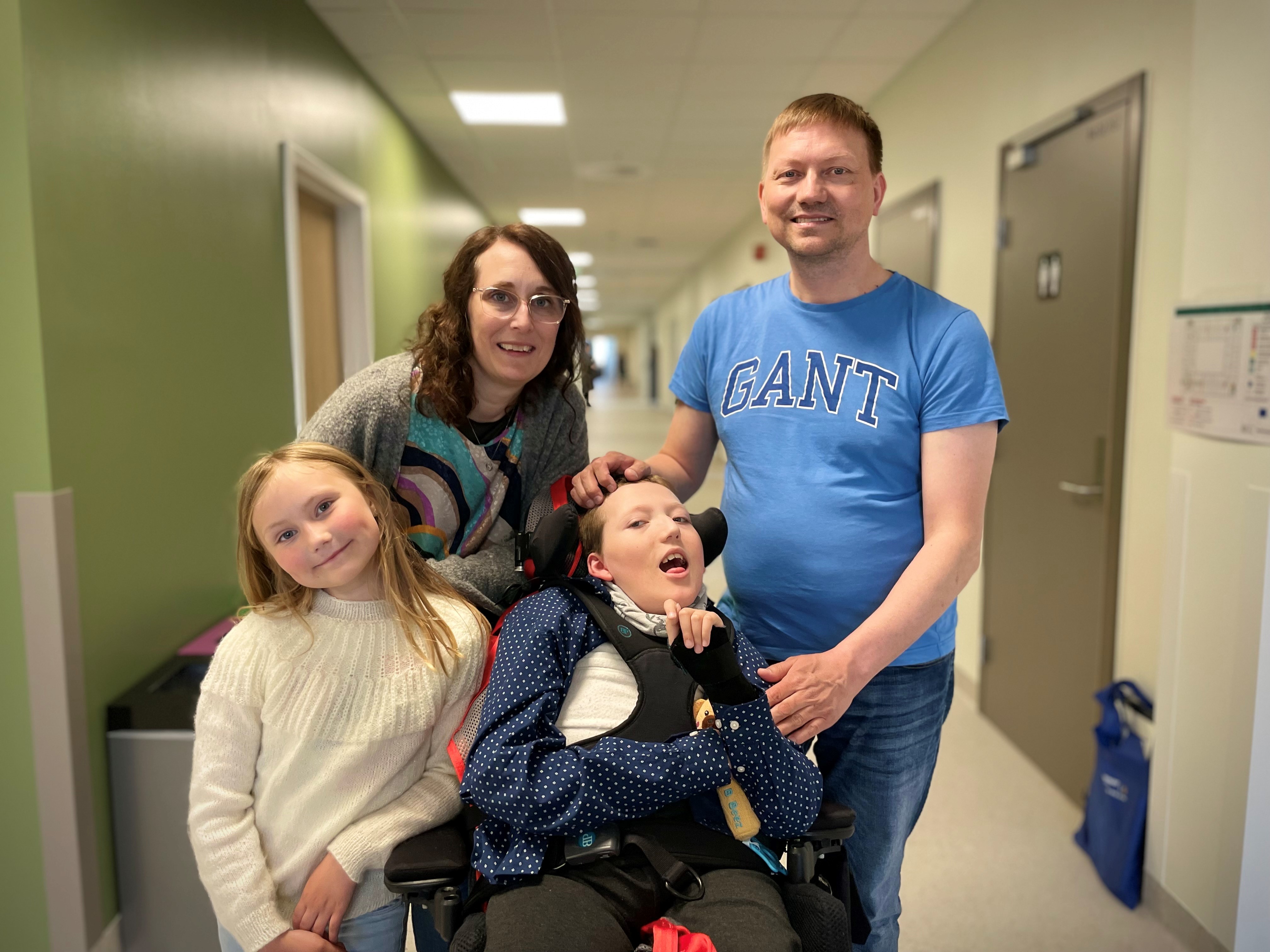 En gruppe mennesker som poserer for et bilde