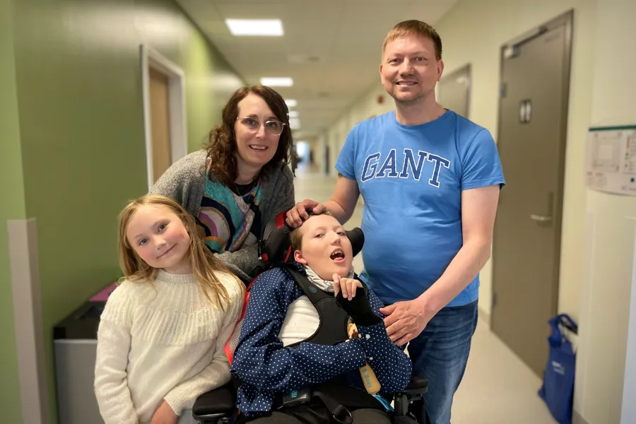 En gruppe mennesker som poserer for et bilde