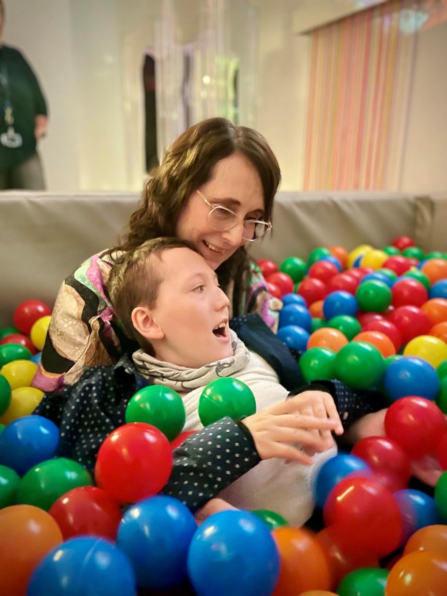 En kvinne som holder en baby