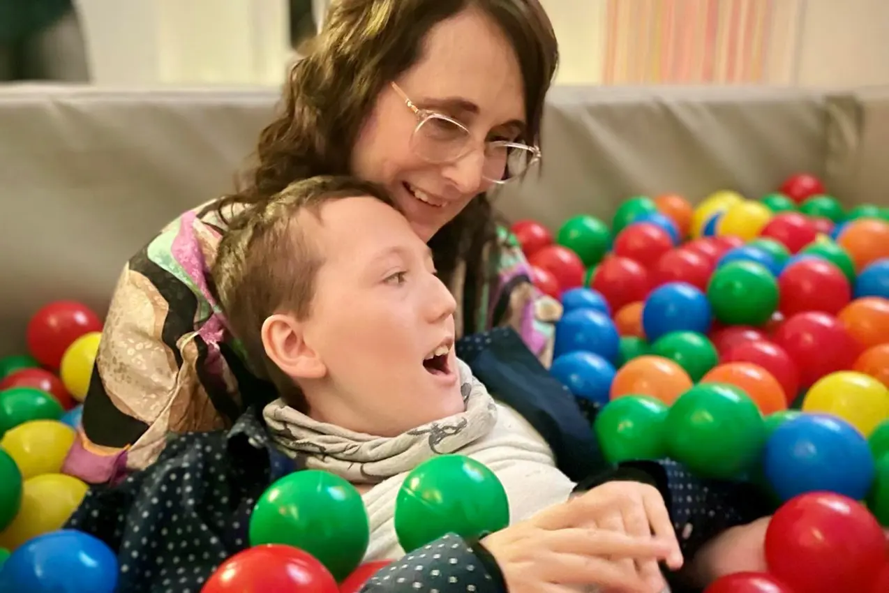 En kvinne som holder en baby