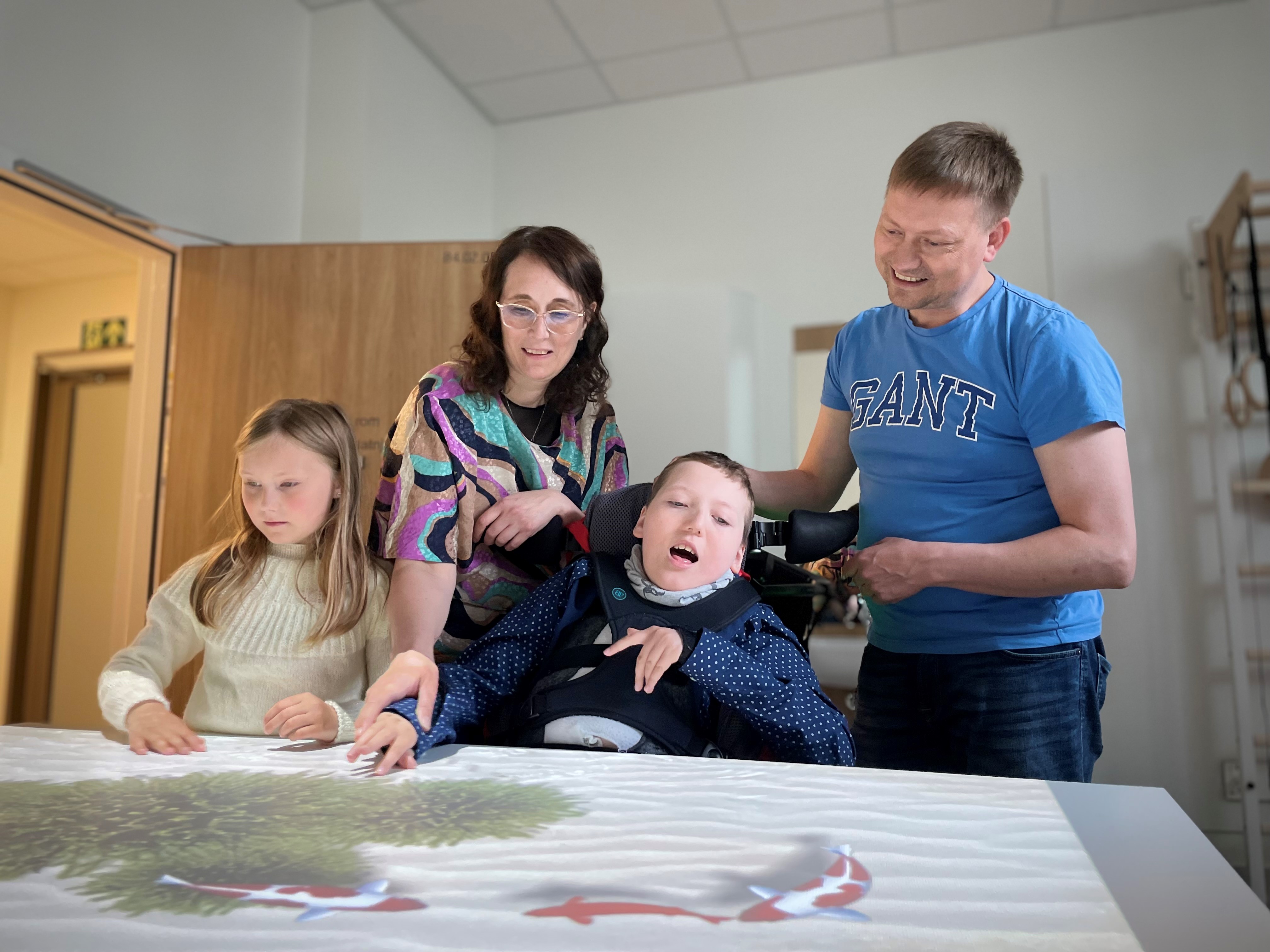 En gruppe mennesker som poserer for et bilde