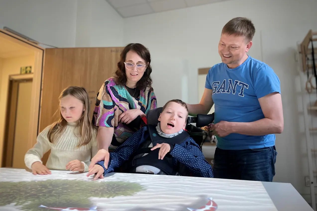 En gruppe mennesker som poserer for et bilde