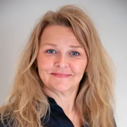 En kvinne med langt hår