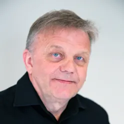 En mann med blå øyne