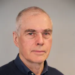 En mann med et seriøst uttrykk