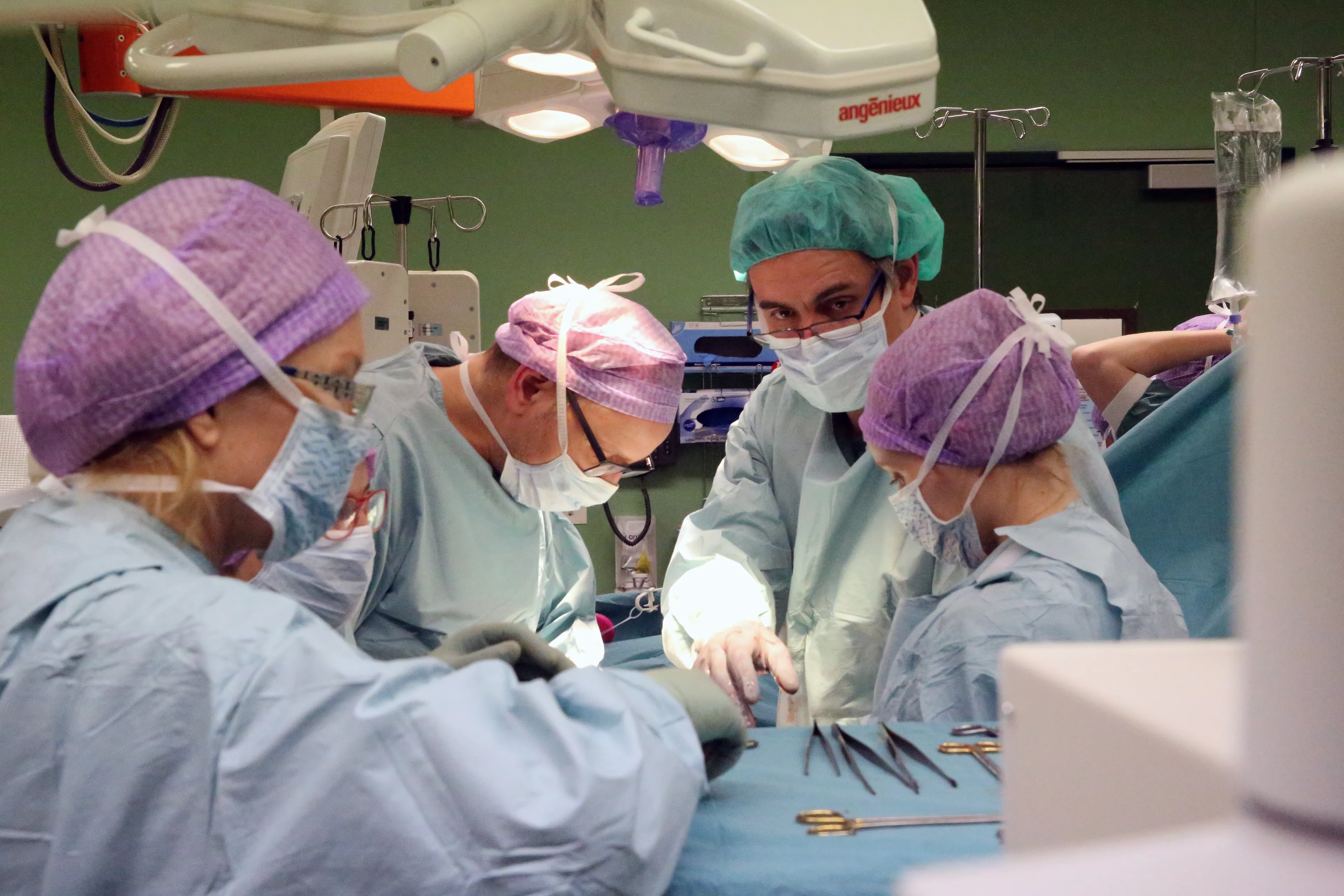 Kirurger og sykepleiere under operasjon