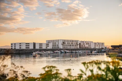 En vannmasse med bygninger langs den