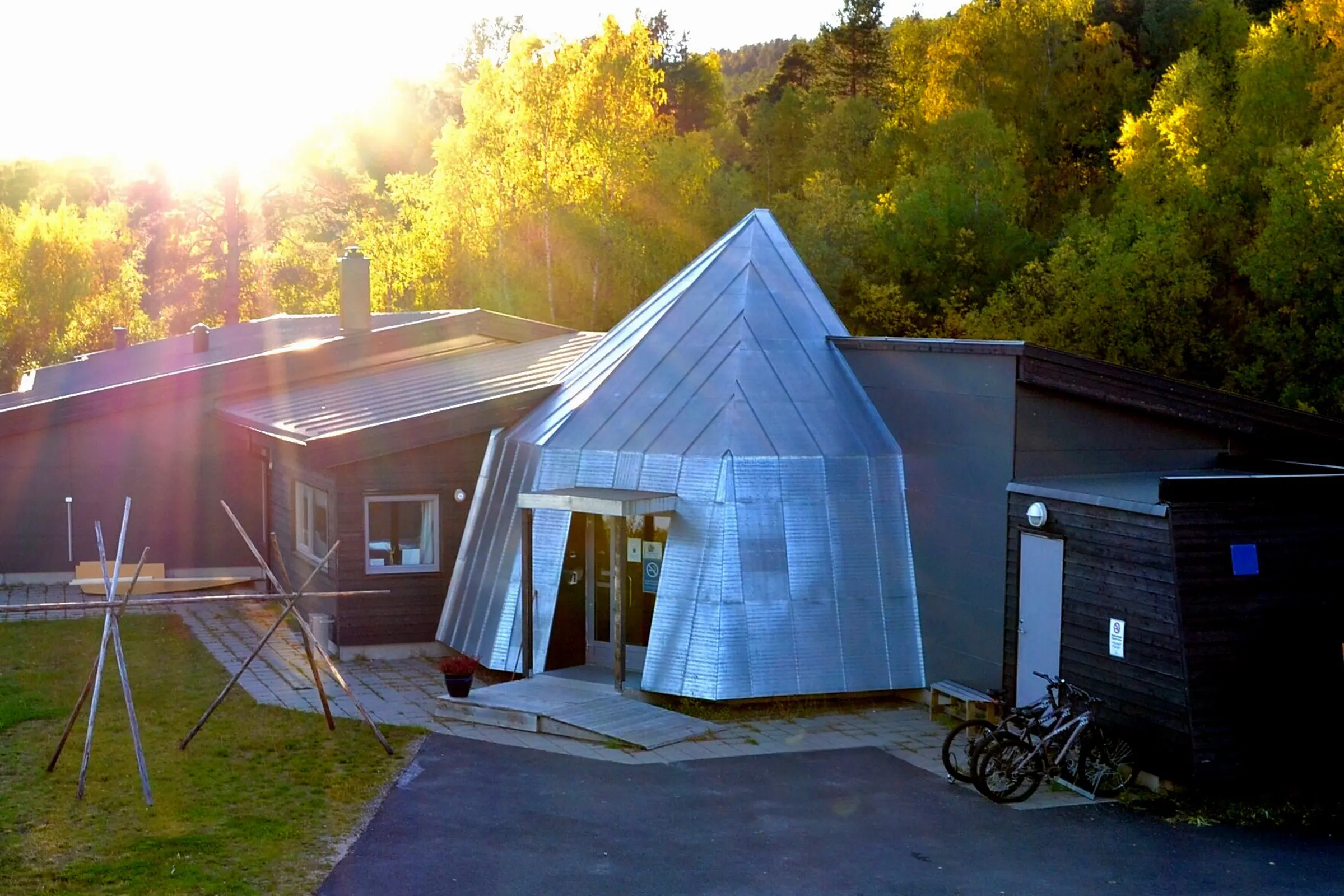 Et hus med garasje og trær i bakgrunnen