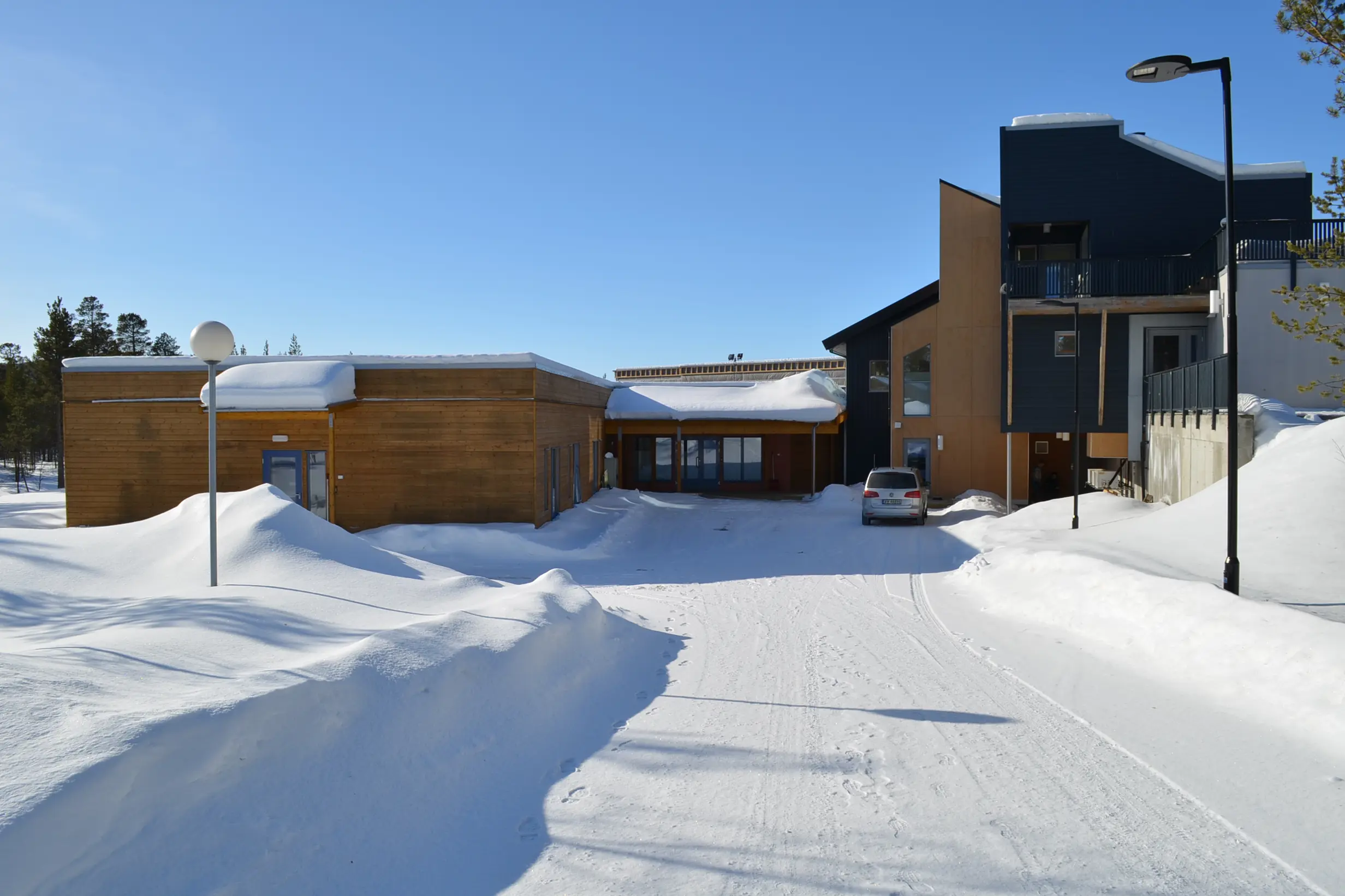 En bygning med en bil parkert i snøen