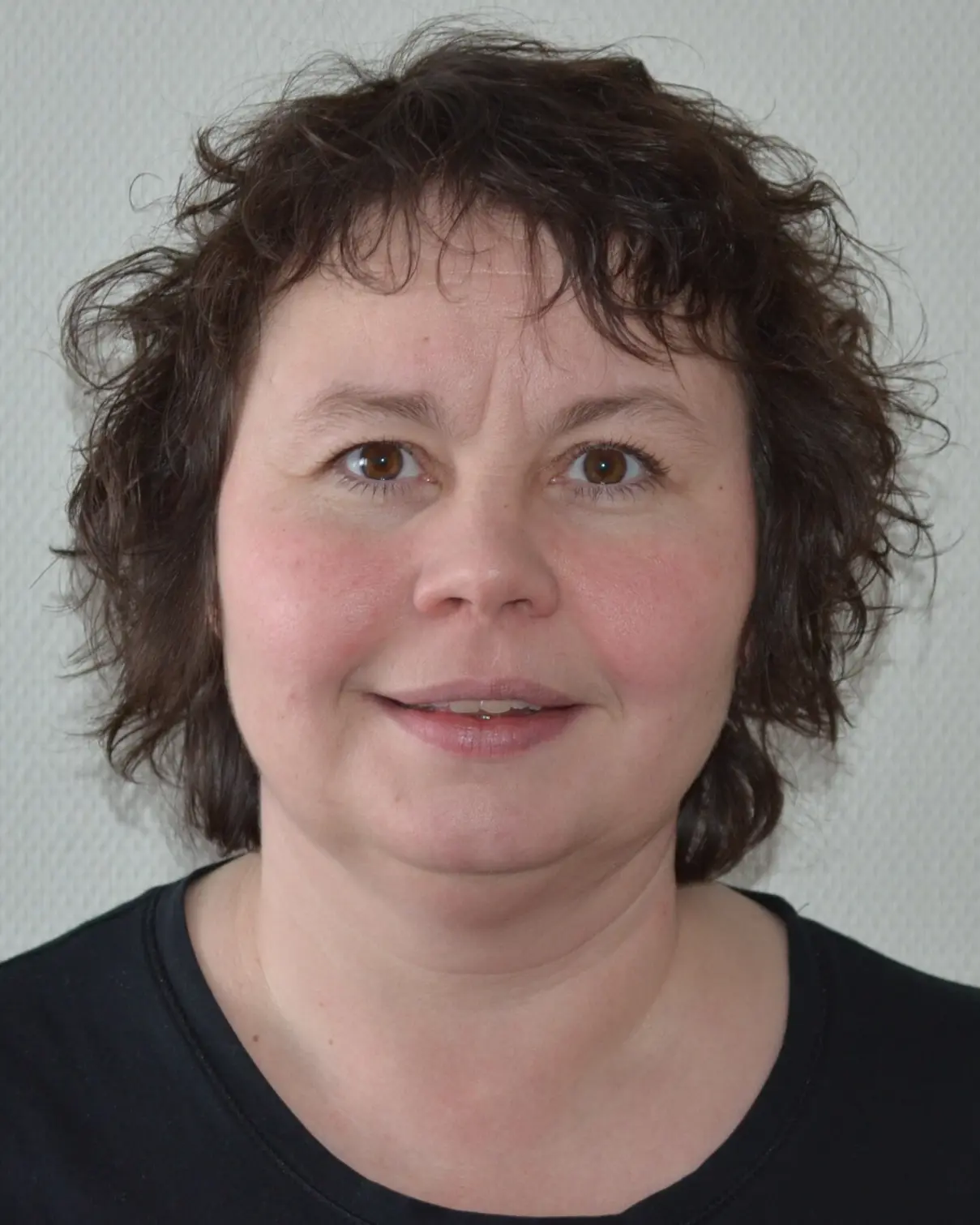 En person med krøllete hår