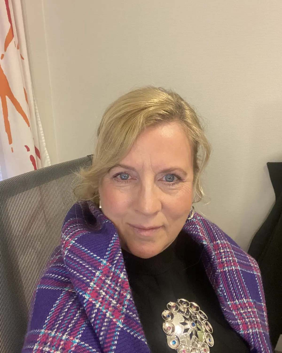 En person som sitter i en stol