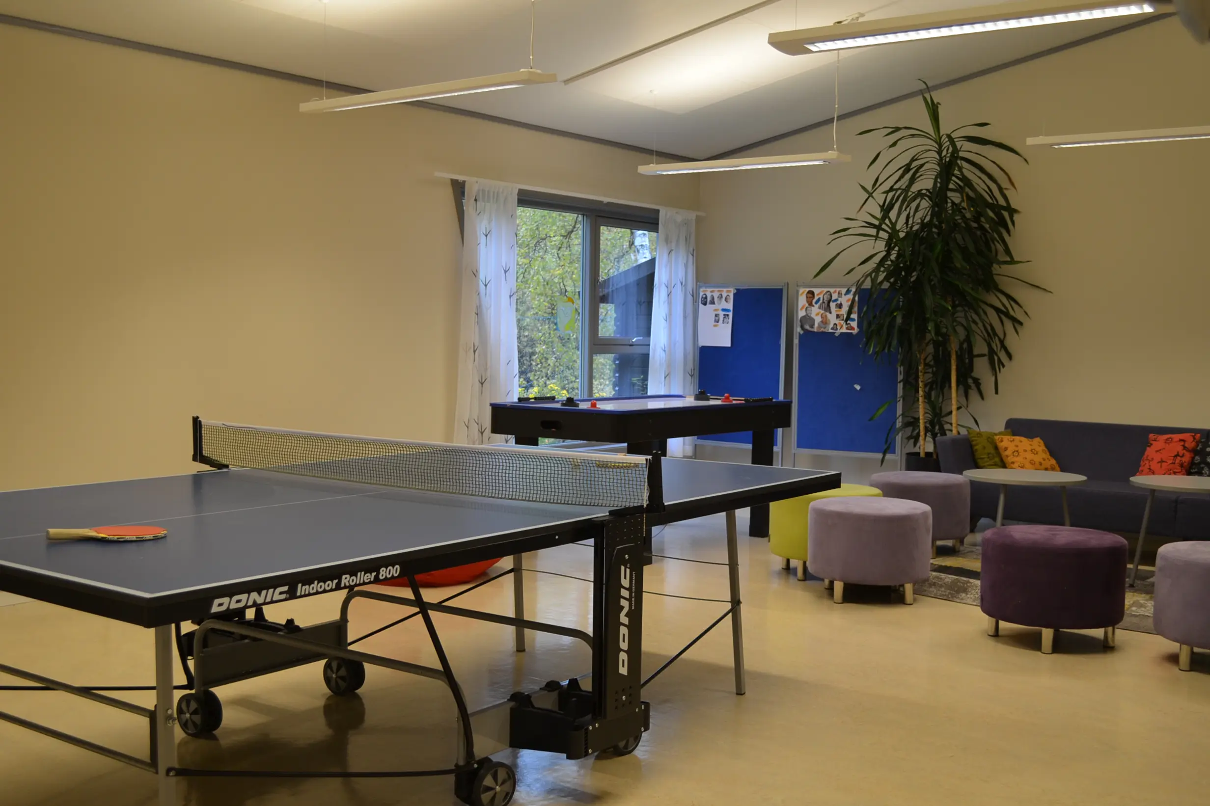 Et rom med bord og stoler