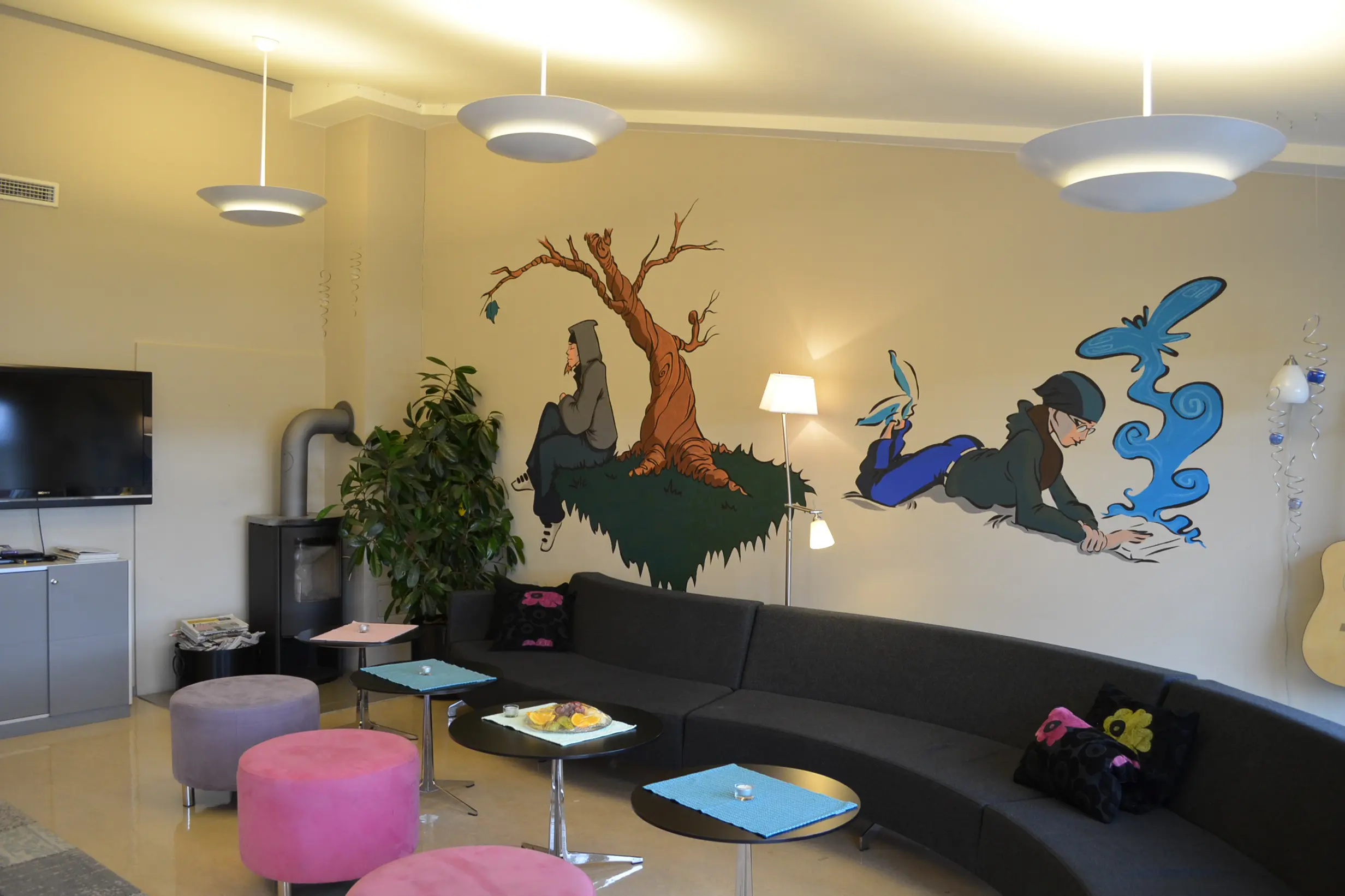 En stue med sofa og TV