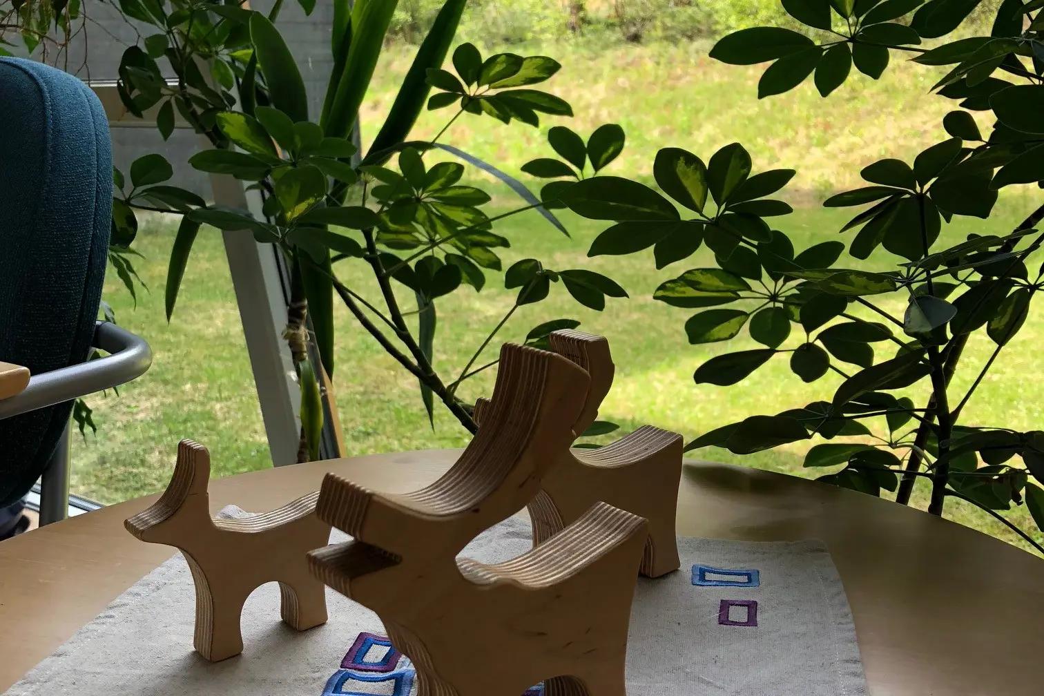 Et treleketøy på et bord