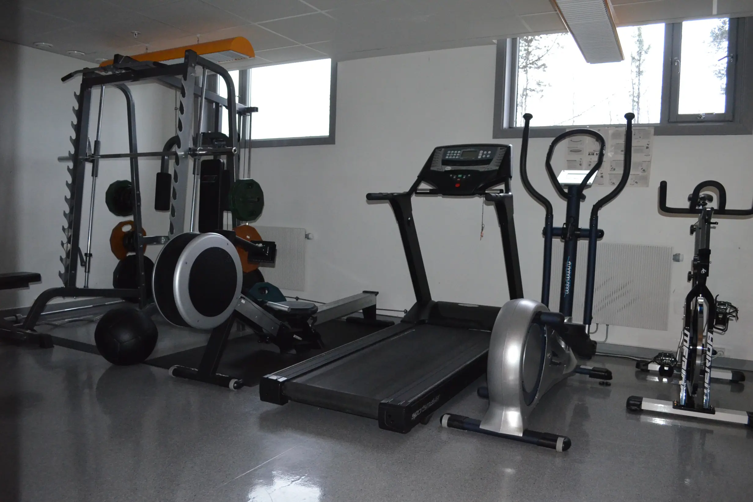 Et treningsstudio med treningsutstyr