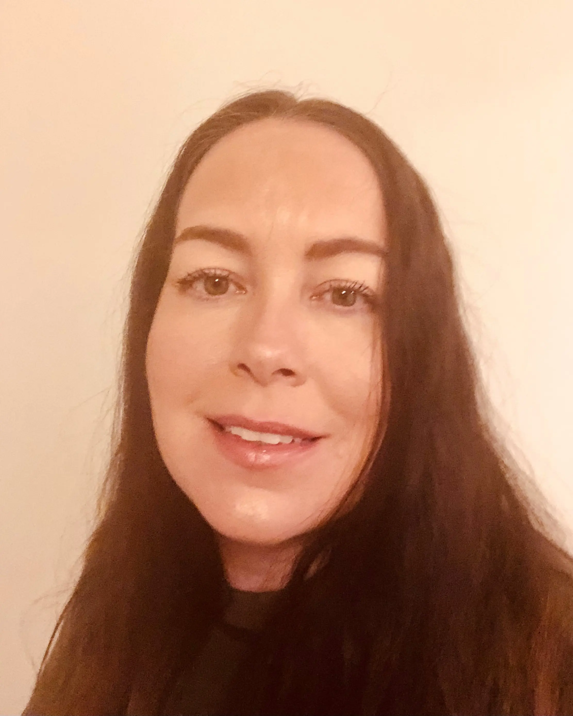 En kvinne med langt hår