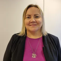 En kvinne som bærer et halskjede