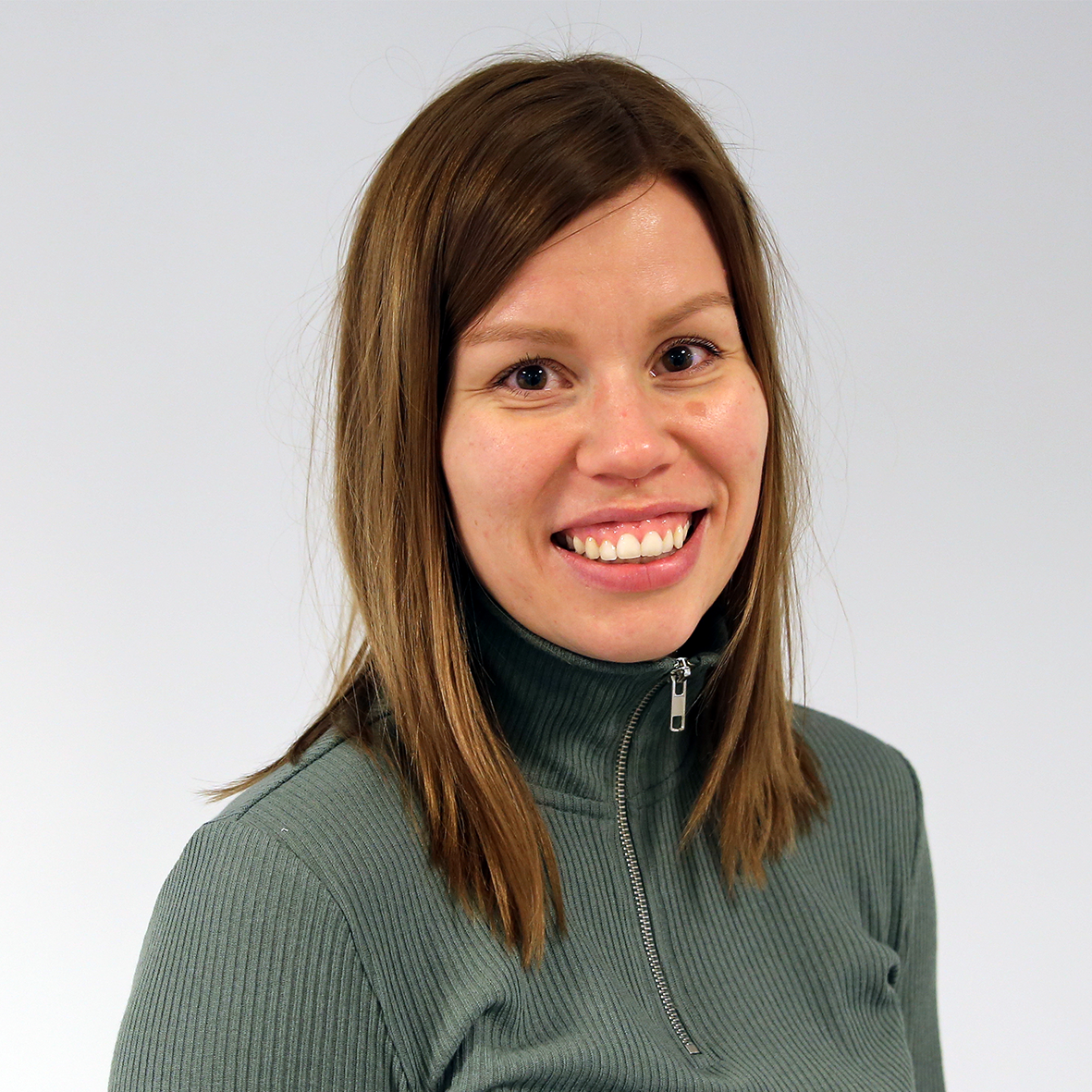 En kvinne som smiler til kameraet