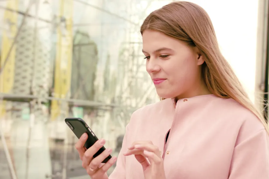 En kvinne som ser på telefonen sin