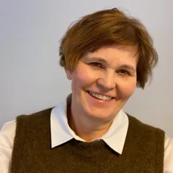 En mann som smiler til kameraet