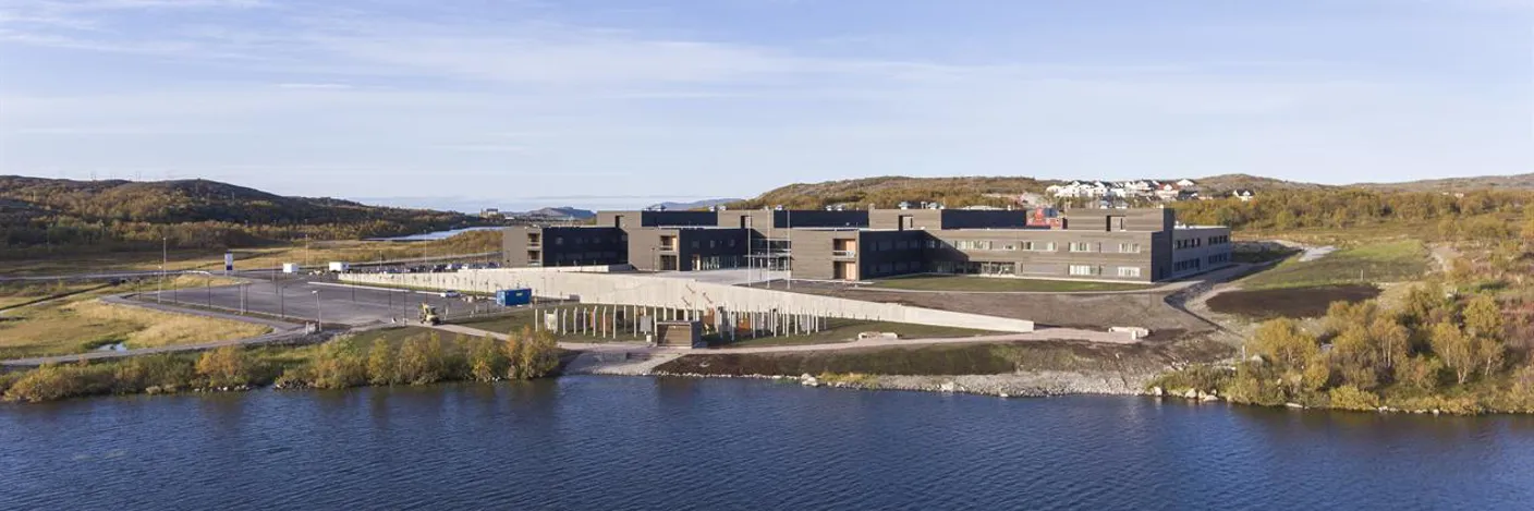 En stor bygning ved siden av en vannmasse