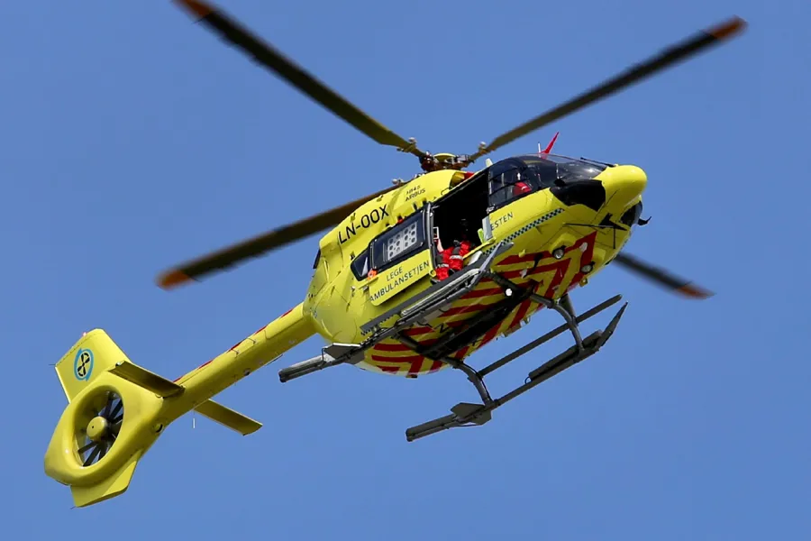 Et gult helikopter på himmelen